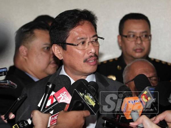 
Timbalan Ketua Pesuruhjaya (Operasi) Suruhanjaya Pencegahan Rasuah Malaysia (SPRM), Datuk Seri Azam Baki (kiri) bercakap pada media di hadapan Mahkamah Sesyen Jenayah 9, Mahkamah Kuala Lumpur di sini hari ini. - FOTO ZAHID IZZANI