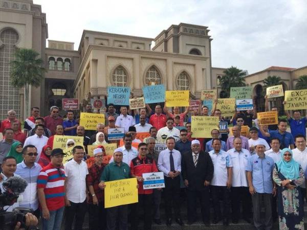 Antara yang hadir pada sesi penyerahan memorandum kepada Menteri Besar Johor di Kota Iskandar di sini hari ini.
