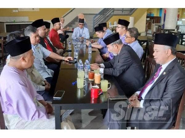 Noh (dua, kanan) semasa membaca doa selamat dan zikir ratib.