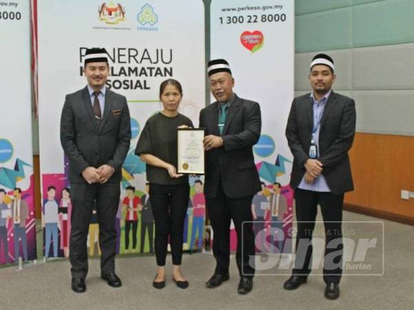 Tarmizi (dua dari kanan) menyampaikan sijil penghargaan kepada Sandy kerana menjalinkan kolaborasi dengan pertubuhan itu hari ini.