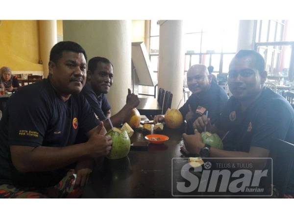 Para petugas di Stadium MPPG menikmati air kelapa muda yang disumbangkan oleh Persatuan Kebajikan Ikhlas Johor Bahru.