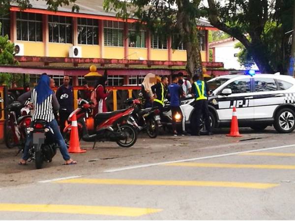 21 saman kerana pelbagai kesalahan dikeluarkan dalam satu operasi JPJ di kawasan sebuah sekolah di Kuala Nerus hari ini.