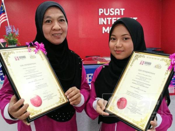 Aridah dan Aina Safiah bersama sijil masing-masing.
