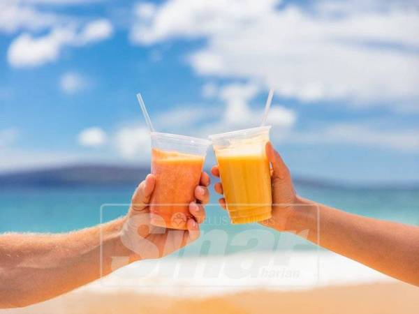 SMOOTHIE mangga yang diperkaya vitamin A dan C boleh menyihatkan kulit.