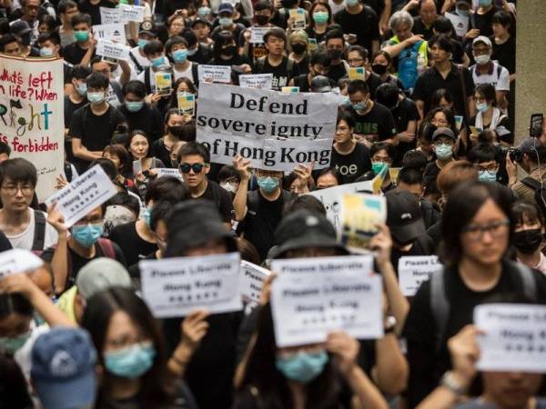 Kumpulan protes itu berarak sambil melaungkan slogan 'Bebaskan Hong Kong daripada penjajahan China'.