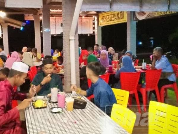 Kedai makan milik Nor menjadi sasaran tiga individu yang memukau mangsa untuk melarikan wang tunai semalam.