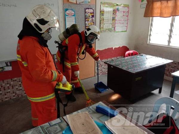 Seramai enam murid terpaksa menerima rawatan di klinik kesihatan berhampiran selepas mengalami mual dan pening akibat tumpahan raksa daripada satu termometer yang pecah di Sekolah Rendah Islam Seri Ar-Rahmah Solok Gaung, Ayer Molek di sini.