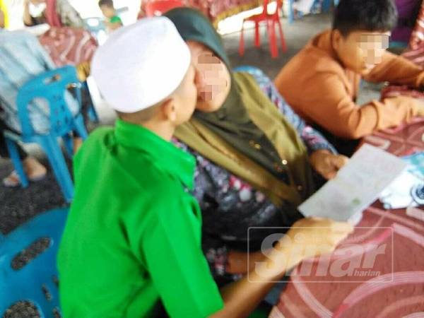 Salah seorang penghuni mengucup ibunya yang hadir pada majlis itu.
