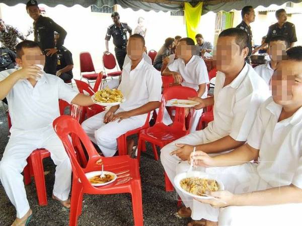 Antara 17 penghuni yang terpilih untuk diraikan pada Majlis Sambutan Jalinan Kasih Aidilfitri 2019 di Penjara Sungai Petani, Ahad lalu.