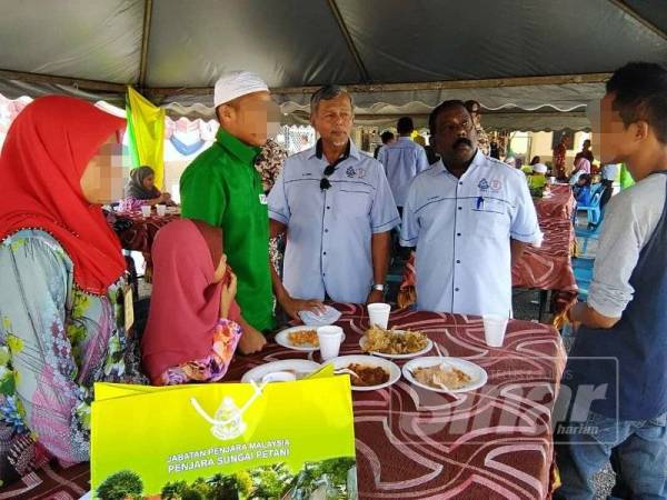 Kamal bersama ibu saudaranya yang hadir pada Majlis Sambutan Jalinan Kasih Aidilfitri 2019 di Penjara Sungai Petani.