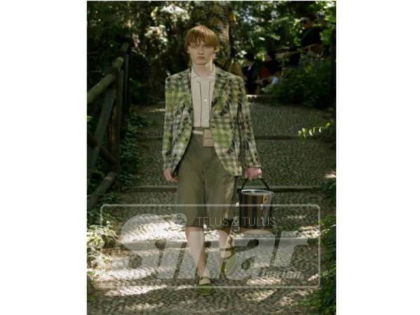 SELAIN gaya kasual, jejaka juga boleh menggayakan blazer bercorak untuk konsep fesyen semi formal.