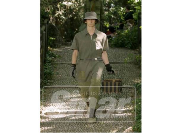 SUT overall tampak segak dalam nuansa hijau lumut.