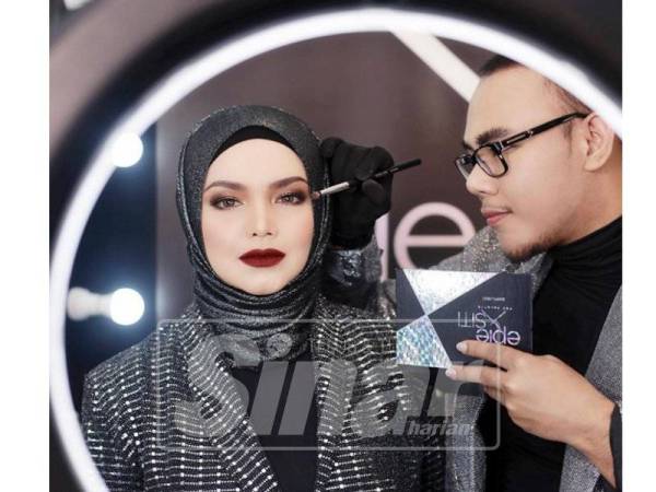 EPIE (kanan) berbesar hati apabila mendapat kepercayaan untuk berkolaborasi bersama penyanyi tersohor, Datuk Seri Siti Nurhaliza dengan melancarkan produk Set Epie x Siti Pro Series.