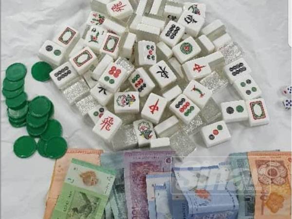 Antara barang yang digunakan untuk berjudi dan wang tunai yang dirampas.