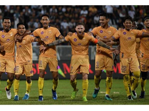 Kapten Terengganu FC (TFC) Lee Andrew Tuck (tengah) bersama rakan sepasukan meraikan kejayaan selepas Abdul Malik Mat Ariff (dua, kiri) menjaringkan gol ketiga untuk TFC ketika menentang pasukan Kuala Lumpur pada saingan Liga Super Malaysia 2019 di Stadium Sultan Ismail Nasiruddin Shah, semalam. - Foto Bernama