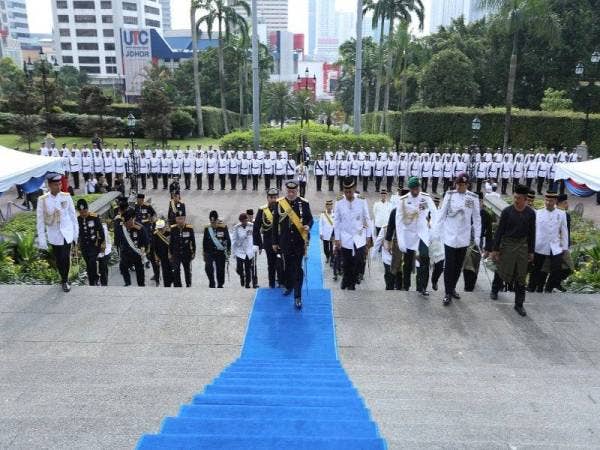 Sultan Ibrahim ketika hadir merasmikan Pembukaan Penggal Persidangan kedua Dewan Negeri Johor yang ke-14 di Bangunan Sultan Ibrahim, Bukit Timbalan, di sini hari ini.
