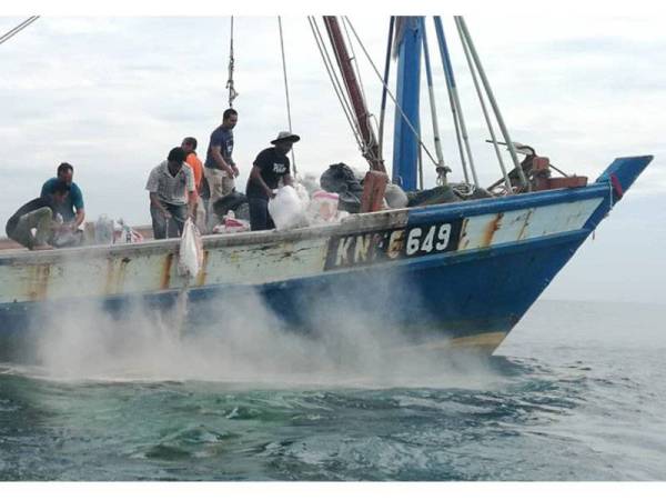 Nelayan membantu kerja melupuskan abu al-Quran di perairan Kelantan hari ini.