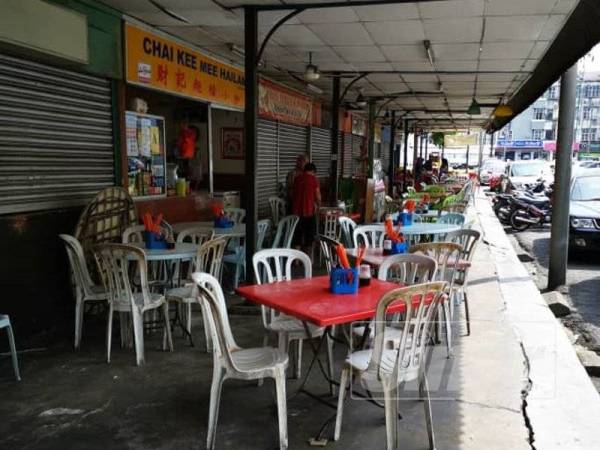
Gerai Makan MPK di Simpang Empat Teluk Pulai akan dirobohkan kerana uzur dan terlibat dalam projek pelebaran jalan.