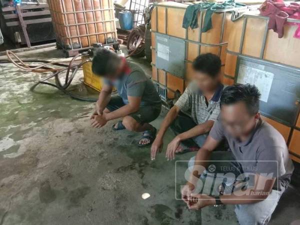 
Tiga individu ditahan selepas dipercayai terlibat dalam aktiviti penyelewengan diesel yang di peroleh di Jeti Nelayan Pantai Parit Jawa, Muar.
