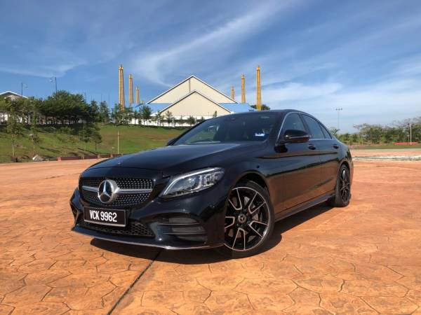 C300 sebuah kereta sedan mewah yang dilengkapi teknologi terkini.