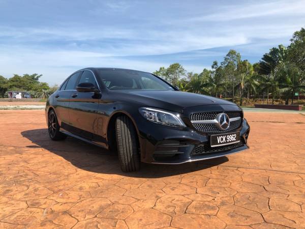  C 300 mampu memberikan lebih ciri premium dalam kelasnya.