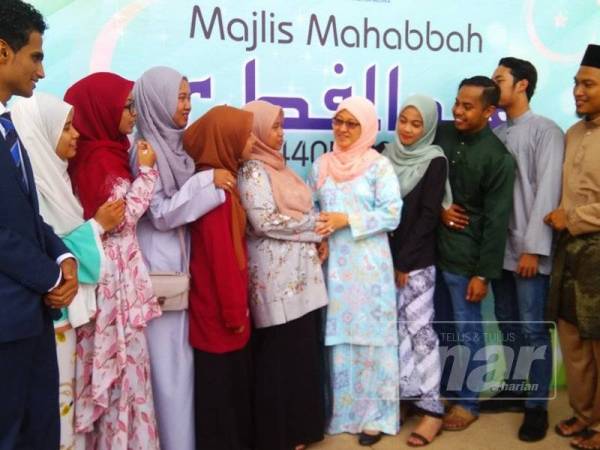 Raha (tengah) ketika beramah mesra dengan sebahagian pelajar ketika majlis Mahabbah Aidilfitri UTeM 2019 di Kampus Durian Tunggal, di sini hari ini.