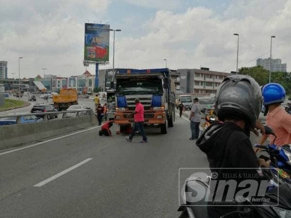 Gambar penunggang motosikal maut digilis lori yang tular di media sosial tengah hari tadi.