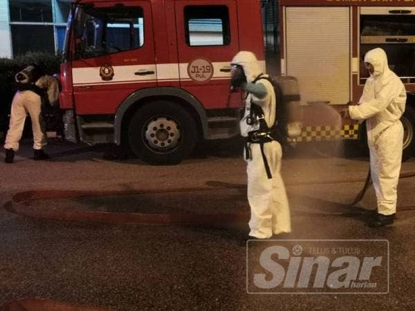 Pihak bomba melakukan pemantauan risiko dan bahan bahaya di lokasi kejadian.