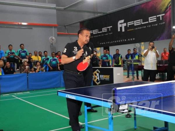 Razarudin memulakan ‘serve’ simbolik pembukaan Kejohanan Ping Pong Piala Ketua Polis Perak 2019 semalam.