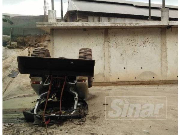 Keadaan traktor yang terbalik.