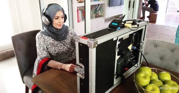 Mas Anizan di set penggambaran meneliti semula cara lakonannya.