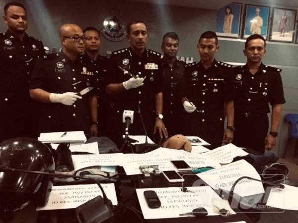 Mohamad Noor (tengah) menunjukan barang kes dirampas hasil penahanan dua individu yang melakukan samun di sekitar daerah ini.