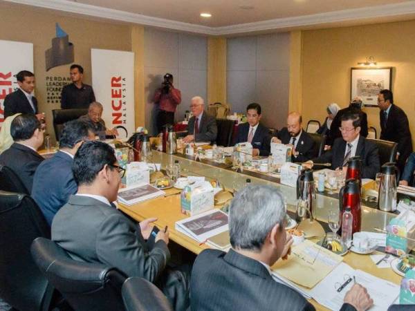 Mesyuarat Majlis NCIA Ke-21 dipengerusikan Perdana Menteri, Tun Dr Mahathir Mohamad, di Putrajaya semalam.