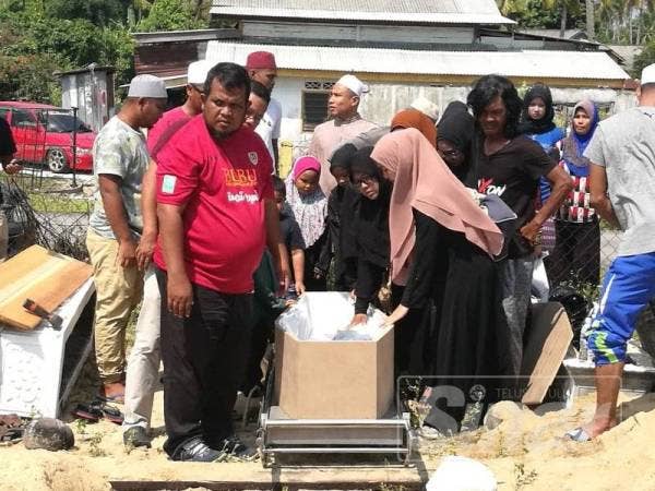Anak-anak Allahyarham Siti Fatimah memberi penghormatan terakhir ibu mereka sebelum dikebumikan pagi tadi.
