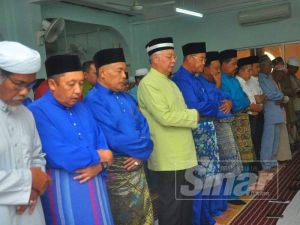 Najib (empat dari kiri) menunaikan solat Jumaat di Masjid Al-Ikhwan, Kampung Serdang, Tendong Pasir Mas hari ini.