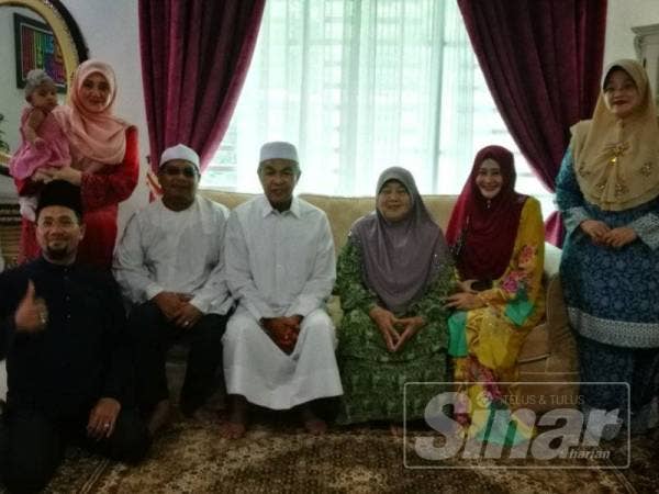 Ahmad Zahid bersama keluarga Shahanim sempena Sambutan Hari Raya Aidilfitri Ketua UMNO Bahagian Sungai Petani di Bandar Laguna Merbok.