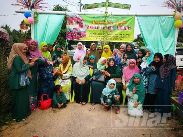 Golongan wanita yang kebanyakannya suri rumah juga dapat bertemu dan saling bermaafan pada majlis berkenaan.