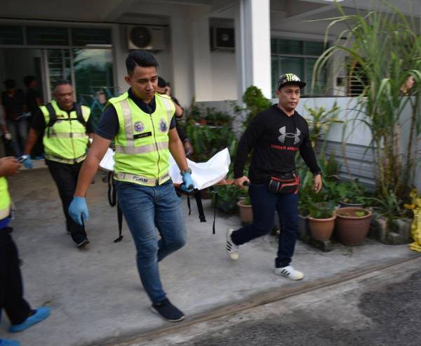 Seorang warga emas ditemukan maut di sebuah bilik di tingkat dua rumah anaknya.