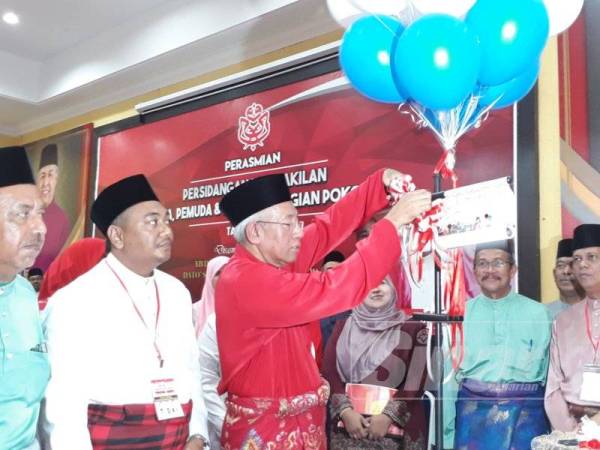 Mahdzir (tiga dari kiri) menyempurnakan gimik pelancaran Persidangan Perwakilan Wanita, Pemuda dan Puteri UMNO Bahagian Pokok Sena di Bangunan Tunku, Alor Setar petang tadi.