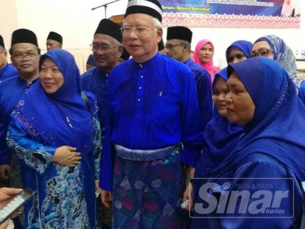 Perwakilan Wanita UMNO Bahagian Jeli mengambil kesempatan bergambar bersama Najib sebaik selesai majlis perasmian mesyuarat berkenaan di sini hari ini.