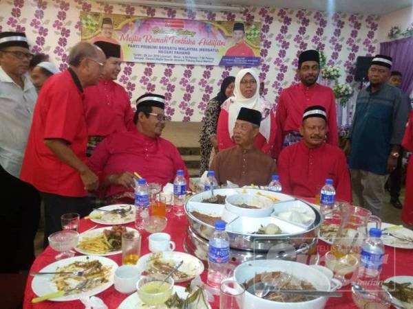 Ahli parti dan orang ramai tidak melepaskan peluang bergambar dan bertanyakan sesuatu terhadap Muhyiddin dalam majlis tersebut hari ini.
