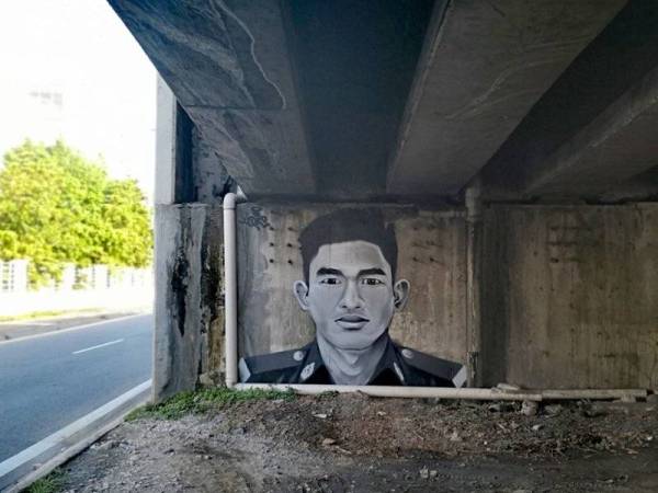 Mural arwah Adib yang dilukis beberapa hari lalu sebelum diconteng pihak tidak bertanggungjawab.