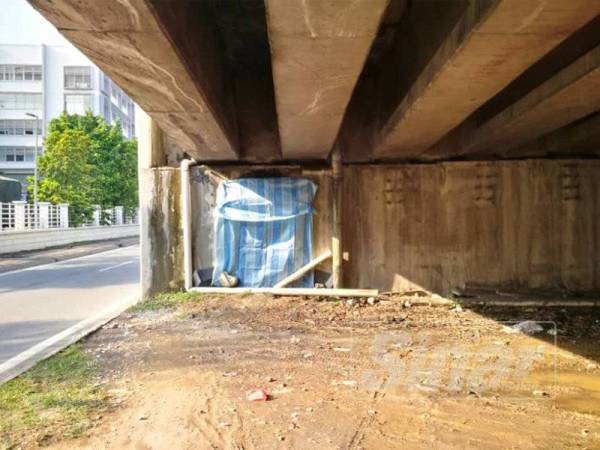 Tinjauan Sinar Harian jam 9 pagi tadi mendapati mural potret Adib yang diconteng sudah ditutup dengan plastik kanvas.