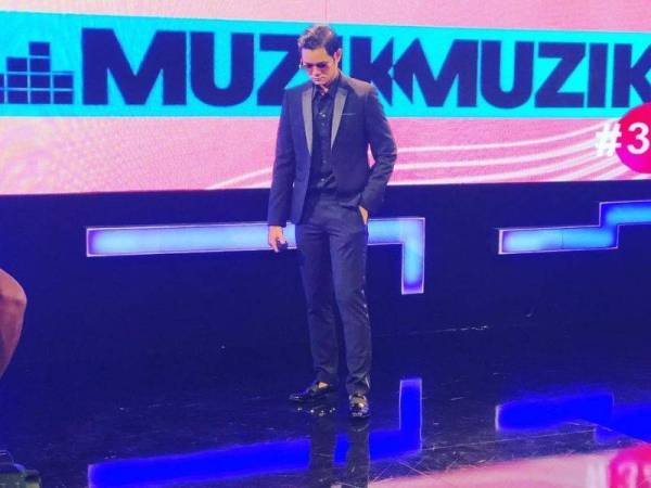 Nubhan di Muzik Muzik ke-34 ketika menyanyikan lagu terbaharu Selamat Jalan Cinta.