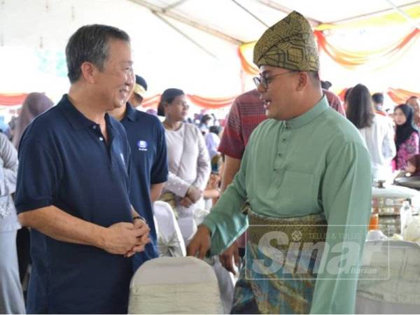 Amirudin (kanan) melayan tetamu yang hadir pada Majlis Rumah Terbuka Aidilfitri PH Selangor, Parlimen Gombak dan DUN Sungai Tua hari ini.