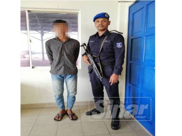 Salah seorang lelaki warga Indonesia yang ditahan PPM ketika dalam perjalanan dari Pulau Ketam menuju ke Pelabuhan Klang, semalam.