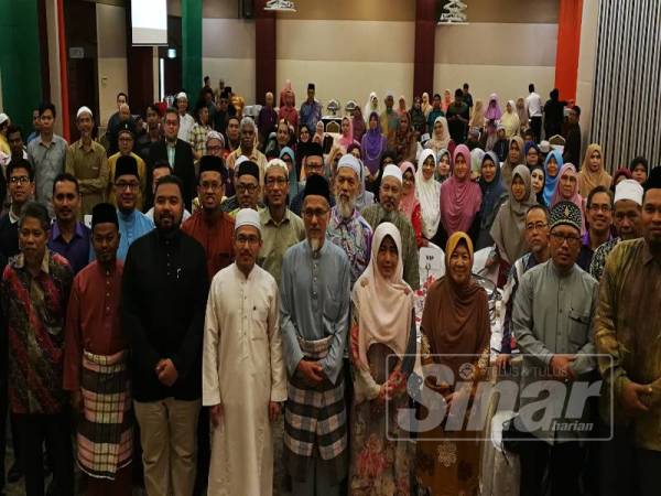 Nik Omar (depan, empat kiri) bersama sebahagian daripada wakil NGO Islam Terengganu.