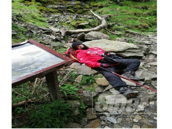 Peserta paling tua, jurugambar TV3, Bazaie Ahmad, 58, tertidur di trek untuk berehat.
