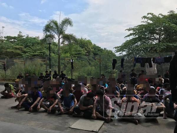 Antara warga asing yang diperiksa dalam operasi khas di kilang yang terletak di Jenjarom, Kuala Langat, semalam.