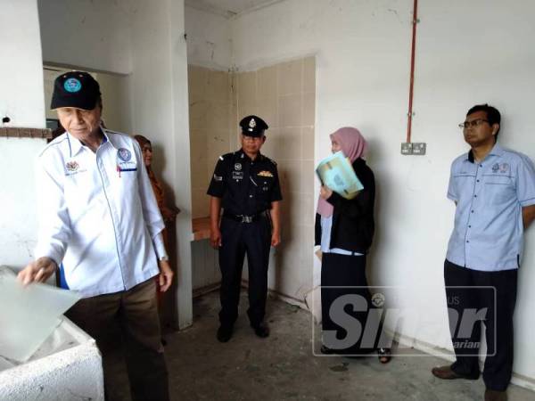 Lam Thye (kiri) melihat keadaan sebahagian unit kuarters polis di Balai Polis Kuala Kedah yang usang dan mengalami kerosakan.